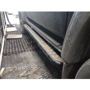 ПОДНОЖКИ КУЗОВА УАЗ-3163 СИЛОВЫЕ С ЗАЩИТОЙ Б/БАКОВ (крепл. к раме, под хай-джек с алюм. накладкой)